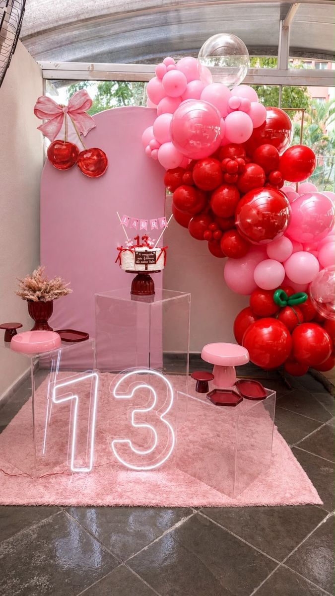 Decoração de 13 anos em rosa e vermelho com neon — foto 1