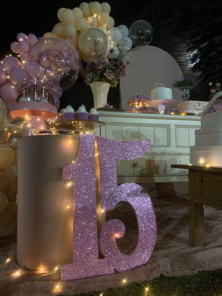 Decoração de 15 anos em lilás e champanhe com luzes — foto 1