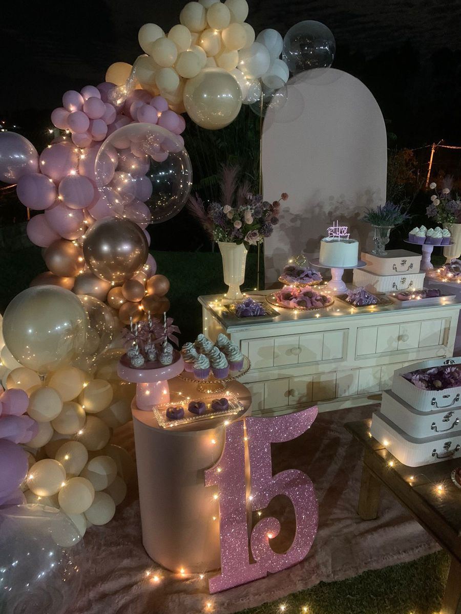 Decoração de 15 anos em lilás e champanhe com luzes — foto 2