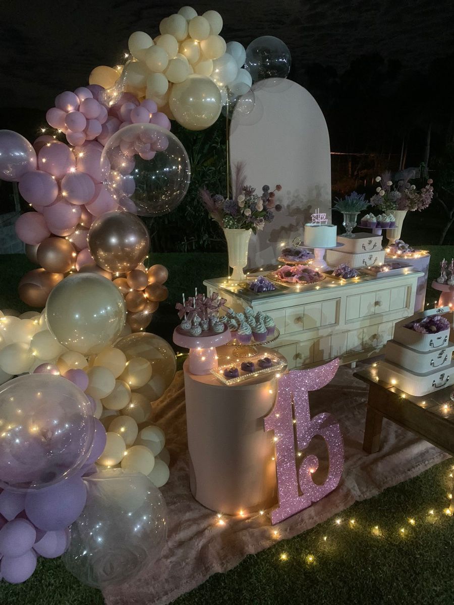 Decoração de 15 anos em lilás e champanhe com luzes — foto 3