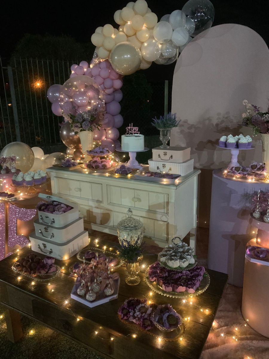 Decoração de 15 anos em lilás e champanhe com luzes — foto 4