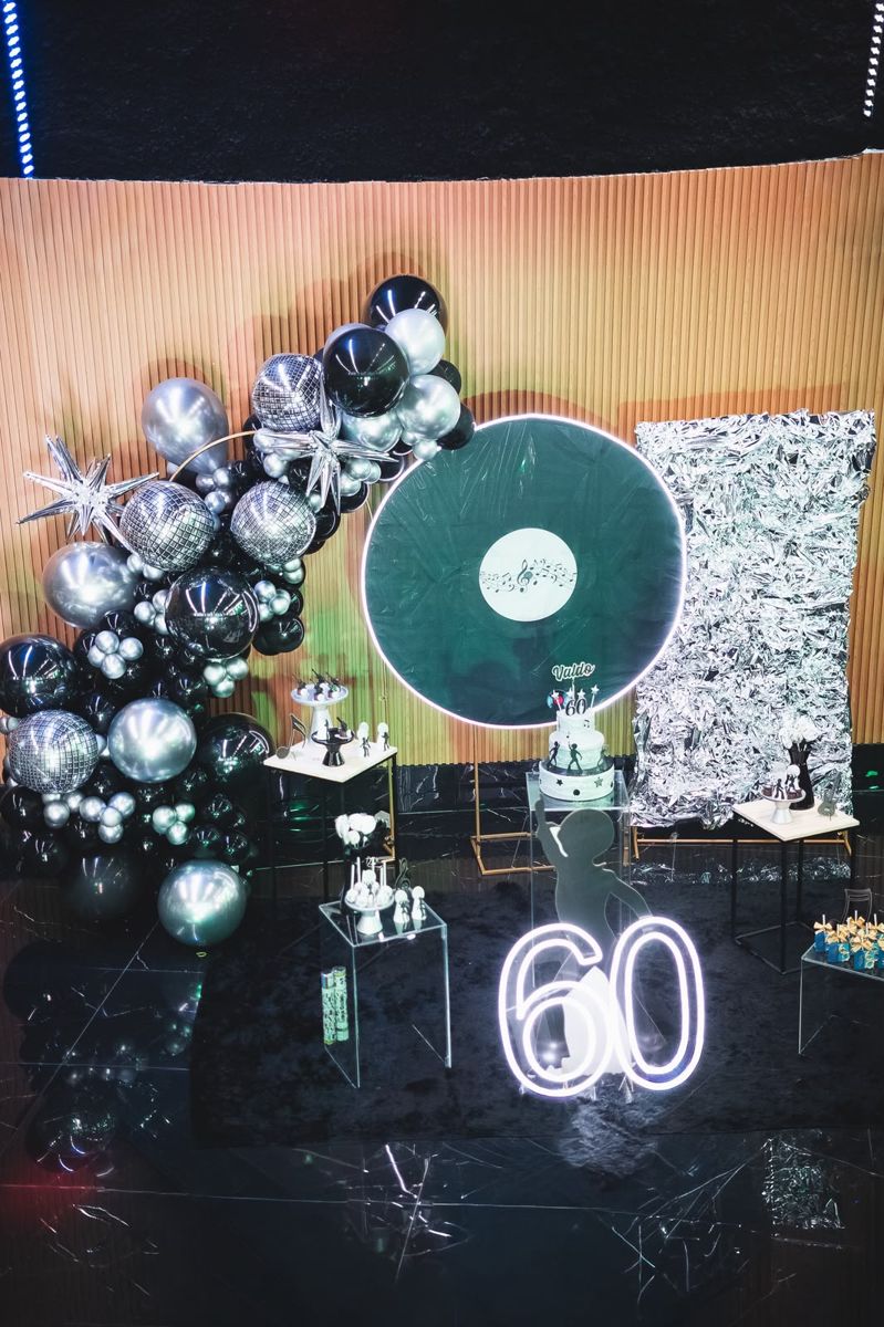 Aniversário de 60 anos em preto e prata com globos espelhados — foto 1