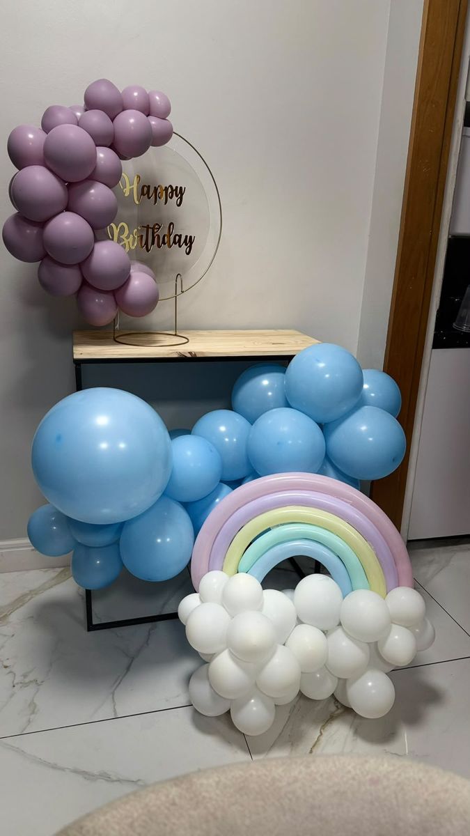 Arco-íris de balões pastel com nuvens — foto 1