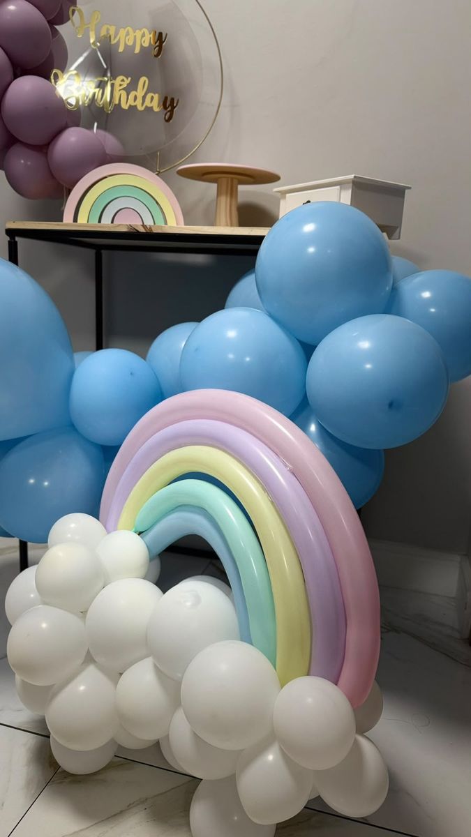 Arco-íris de balões pastel com nuvens — foto 2