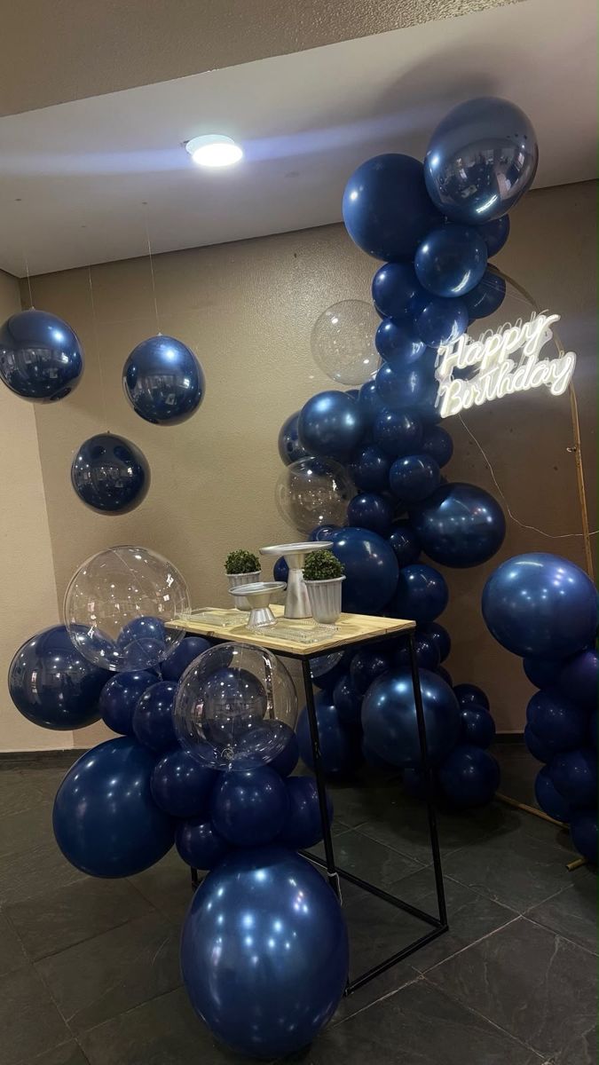 Balões azul-marinho com letreiro Happy Birthday