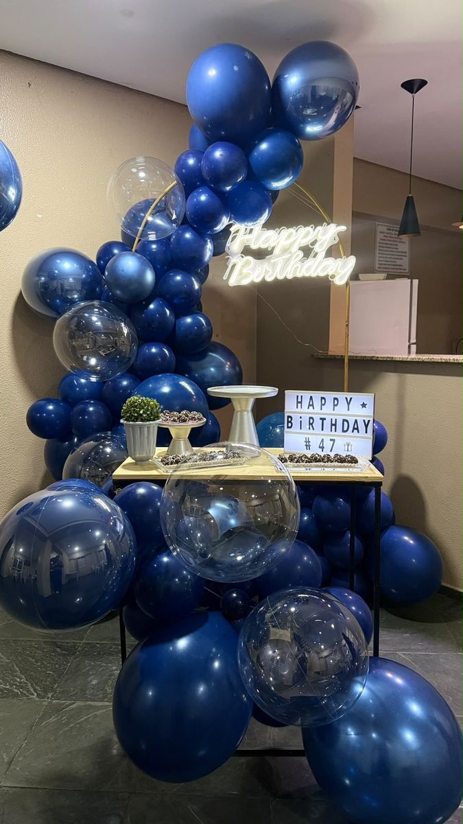 Balões azul-marinho com neon Happy Birthday e mesa