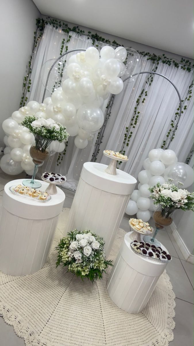 Decoração branca com flores e folhagens — foto 1