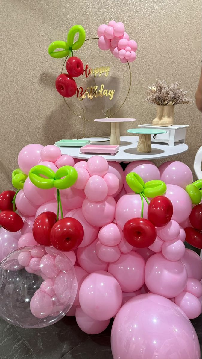 Festa tema cereja com balões rosa — foto 1