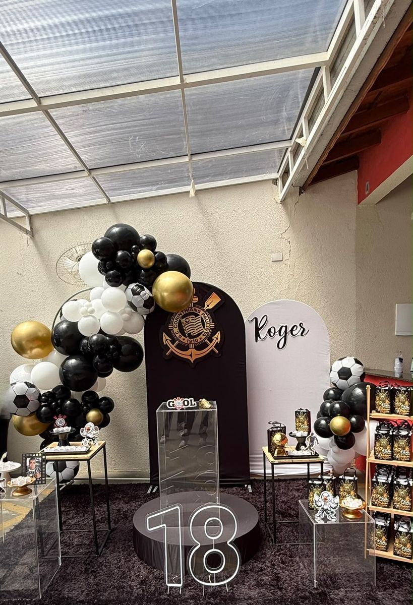 Painel Corinthians com balões preto, branco e dourado e neon 18