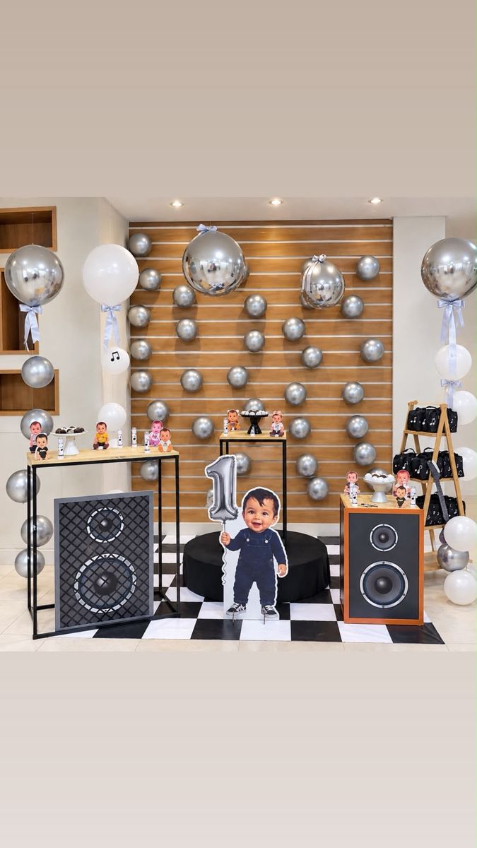Primeiro aninho tema DJ e música em preto, branco e prata — foto 1