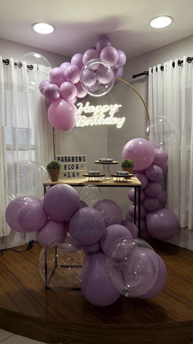 Balões lilás com letreiro Happy Birthday — foto 1