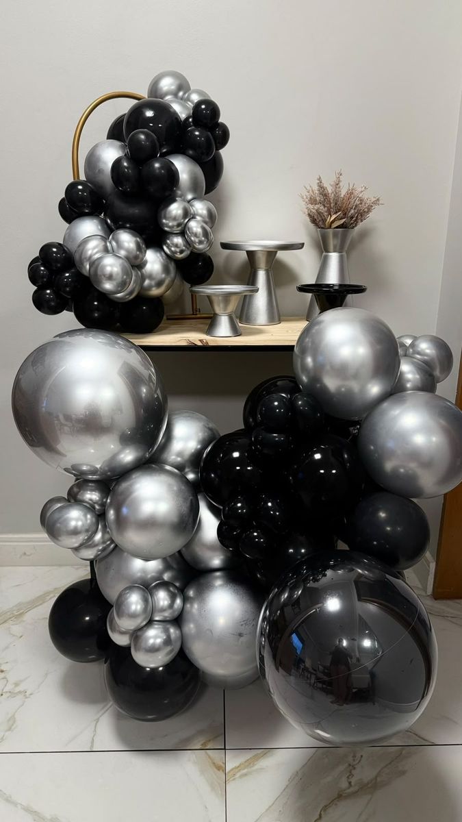 Arranjo de balões preto e prata cromado — foto 1