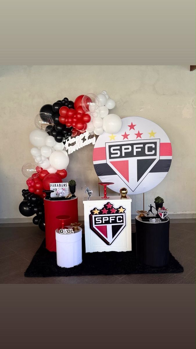 Festa tema São Paulo Futebol Clube em vermelho, preto e branco — foto 1
