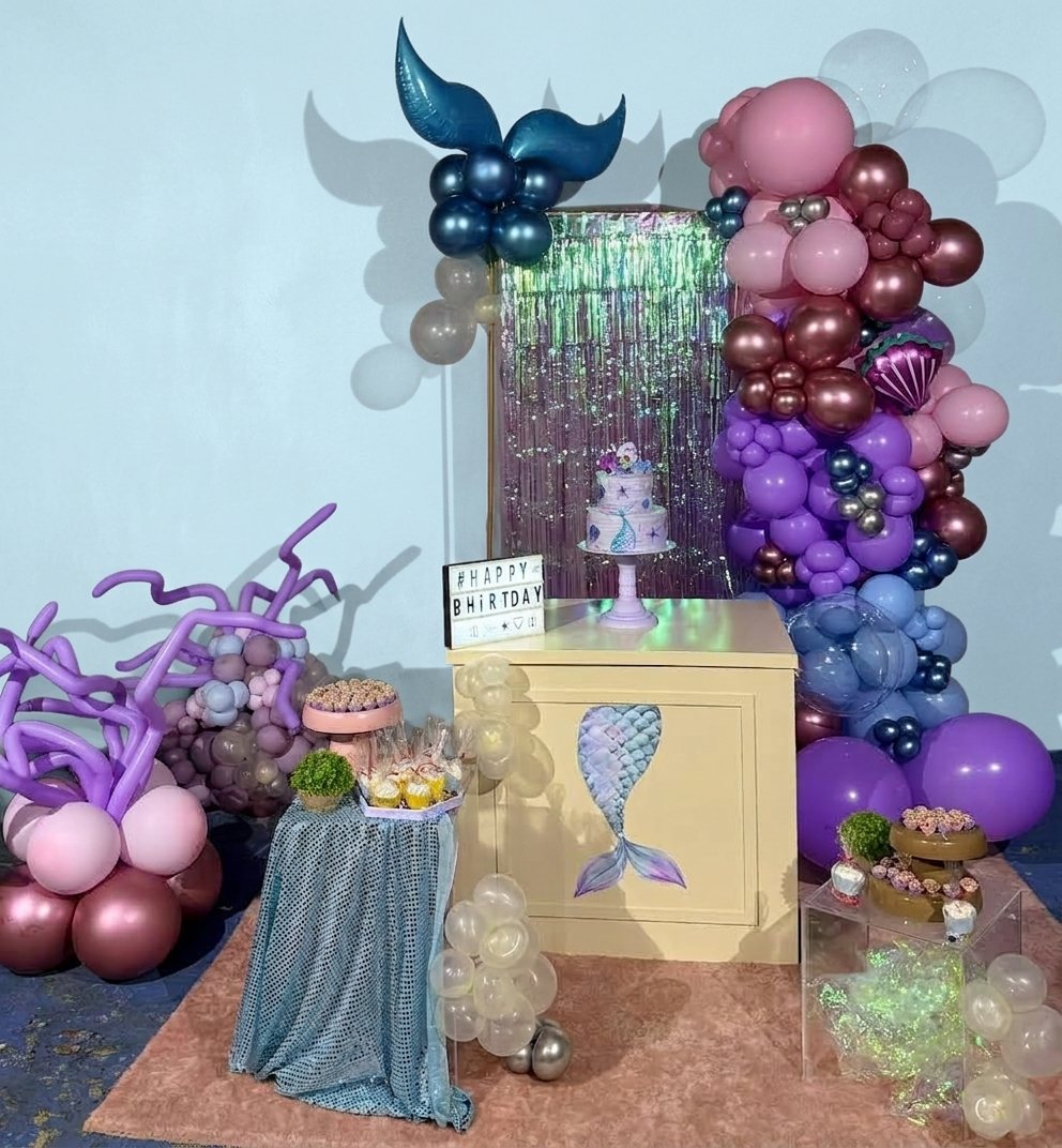 Festa tema sereia com balões lilás, rosa e azul — foto 1