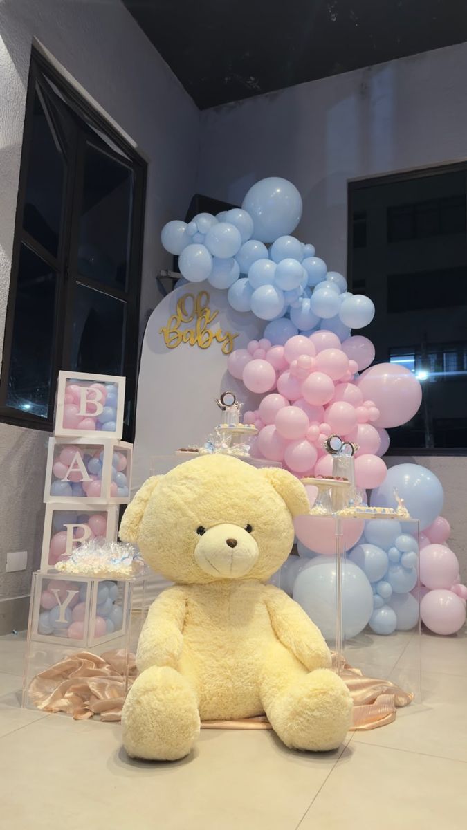 Chá de bebê com urso de pelúcia e balões azul e rosa — foto 1