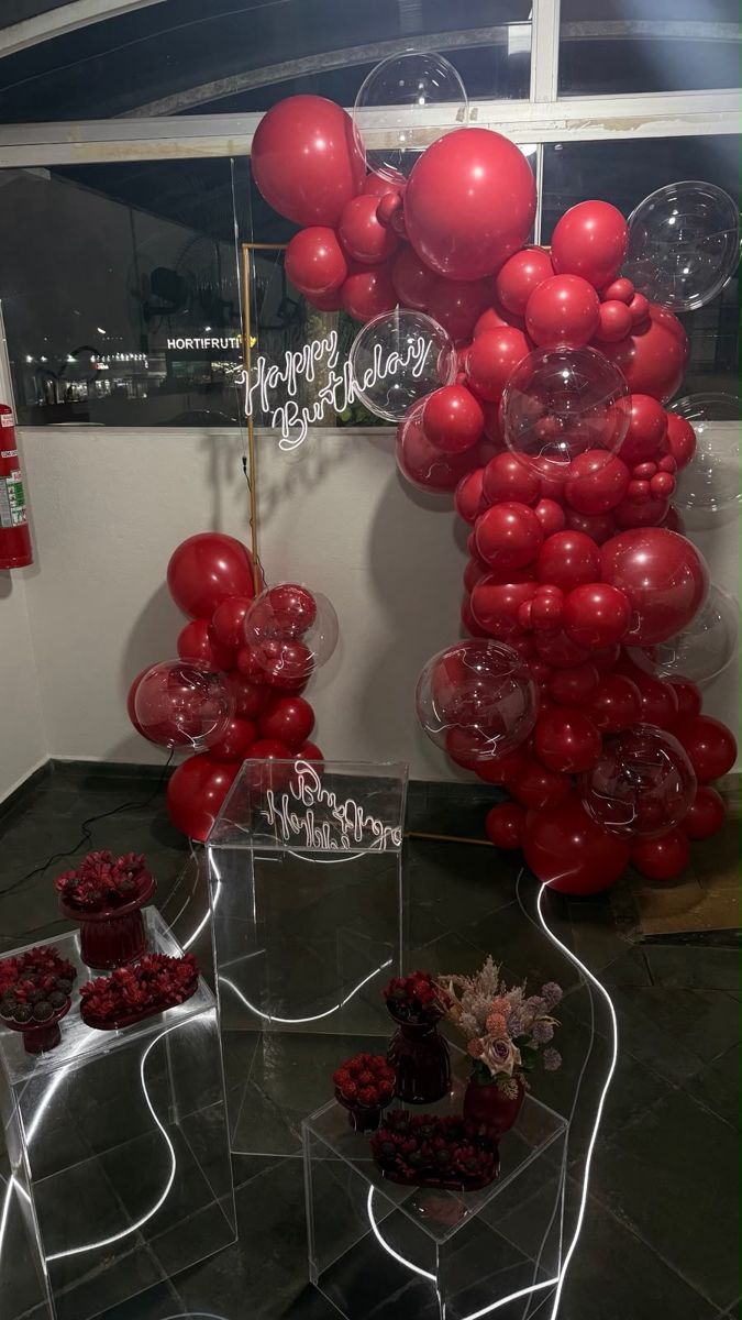 Balões vermelhos com topo Happy Birthday