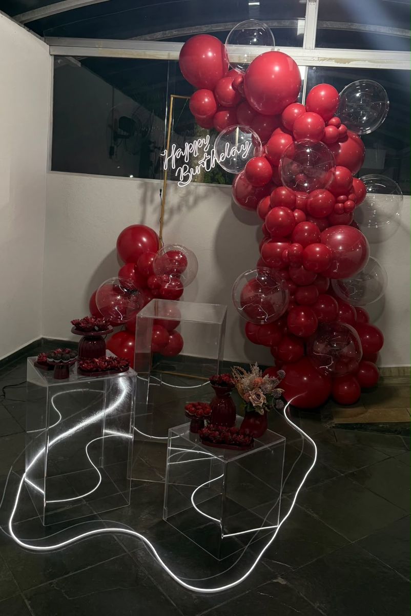 Arco de balões vermelhos com letreiro Happy Birthday e neon